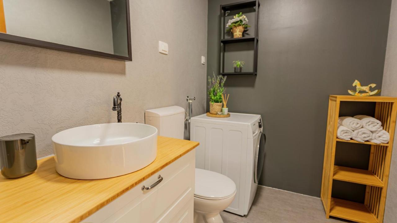 New Delux Green Garden Apartment With Hotube **** Split Exterior photo